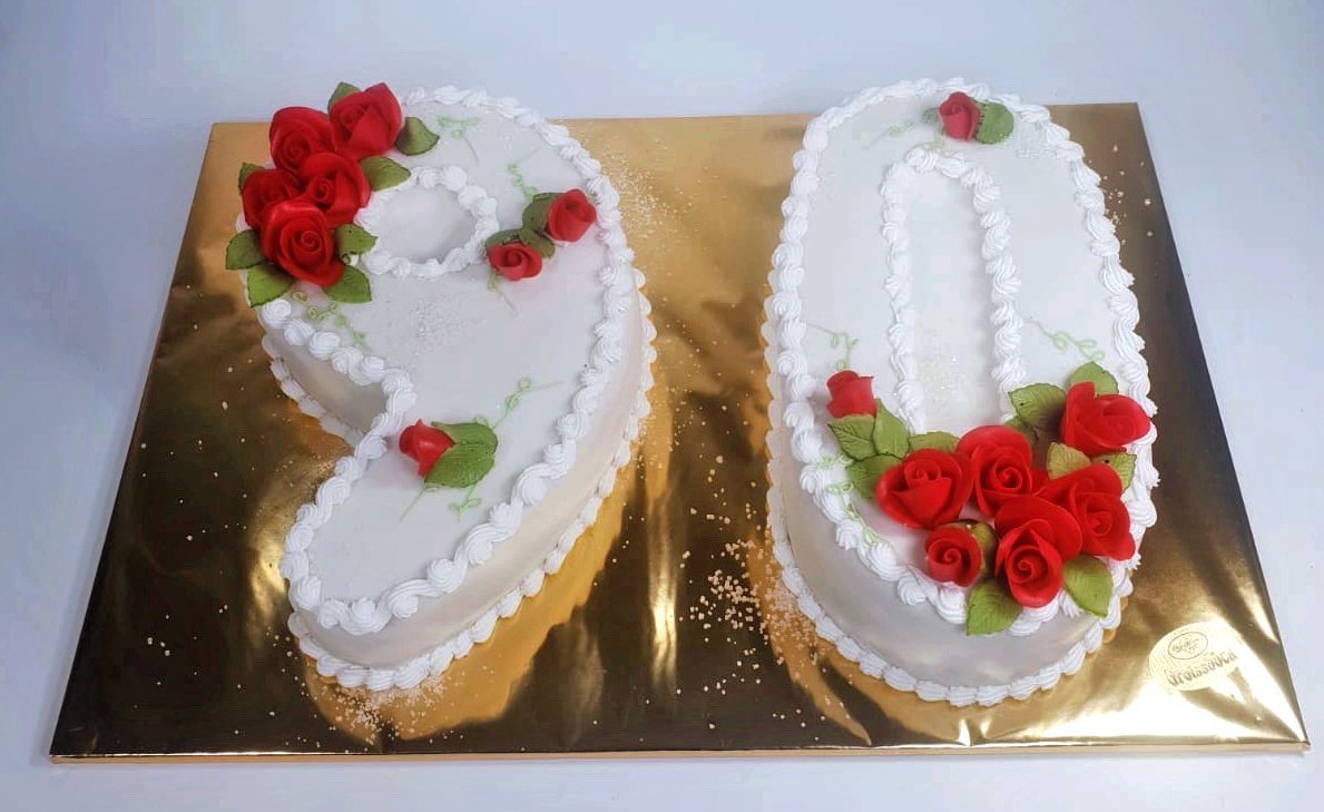 Zahlentorte mit Rosen