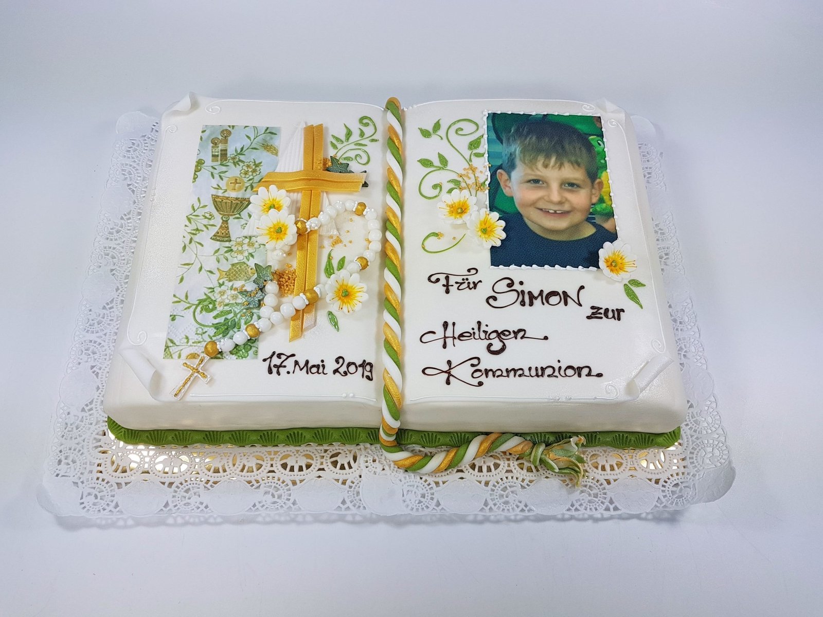 Buchtorte zur Kommunion