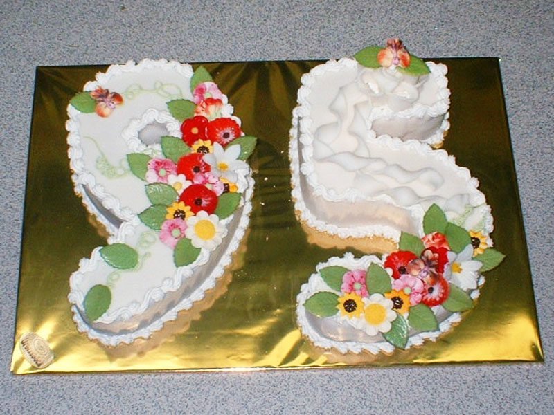 Zahlentorte mit Blumendekoration
