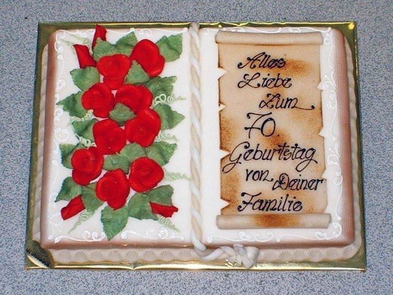Buchtorte mit roten Blüten