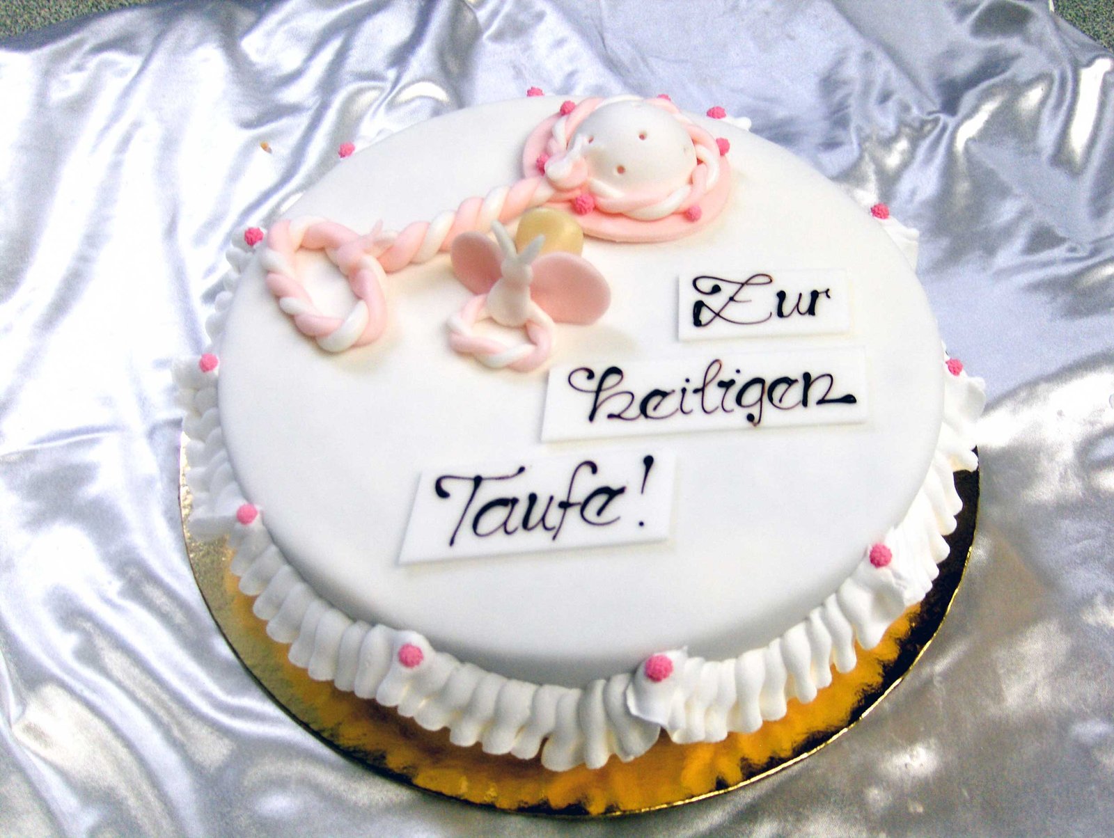Tauftorte mit Rassel und Schnuller Tauftorte mit Rassel und Schnuller